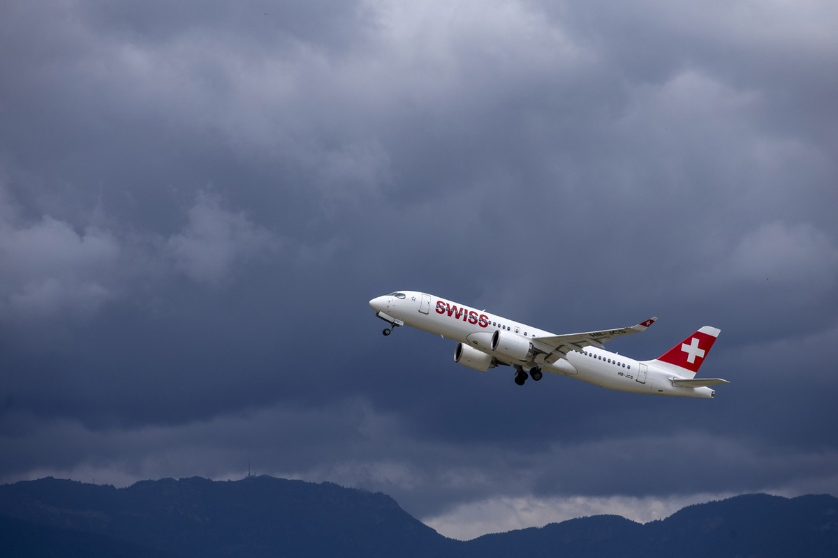 ARCHIV - 15.06.2020, Schweiz, Genf: Ein Flugzeug des Typs Airbus A220-300 (HB-JCS) von Swiss International Air Lines startet am Genfer Flughafen. Flugh
