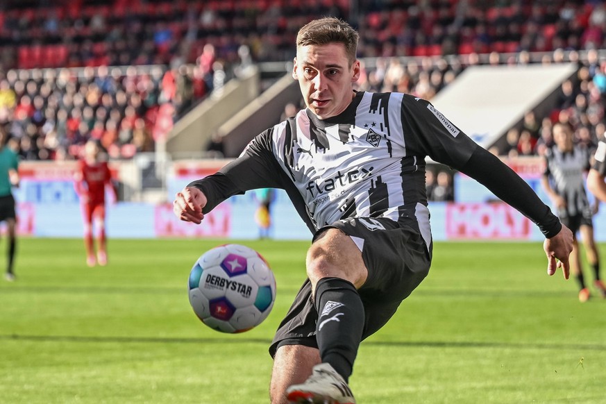 16.03.2024, Heidenheim, Germany, Voith Arena, 1.FC Heidenheim vs Borussia Moenchen Gladbach - 1.Bundesliga, Maximilian Woeber Borussia Moenchengladbach in Aktion, am Ball, Einzelaktion Foto H. Langer  ...