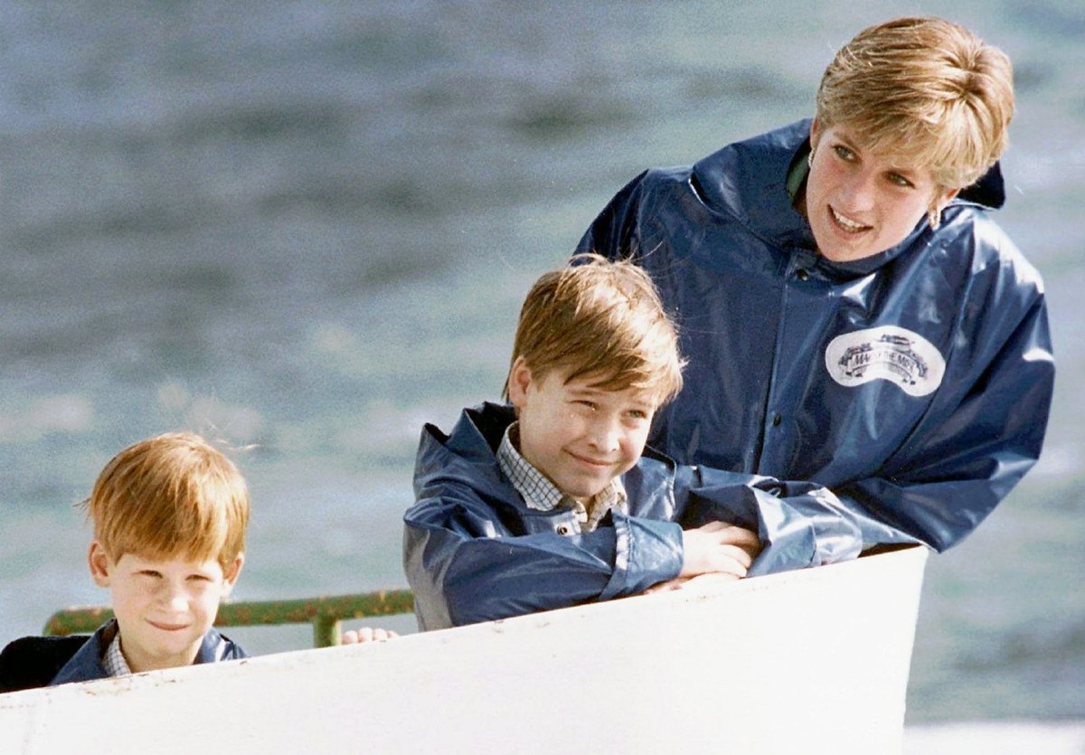 ARCHIV - 01.10.1991, Kanada, Niagara Falls: Prinzessin Diana besichtigt im Oktober 1991 mit ihren S�hnen Prinz William (M) und Prinz Harry die Niagara F�lle (USA). Es ist einer der gro�en Jahrestage 2 ...