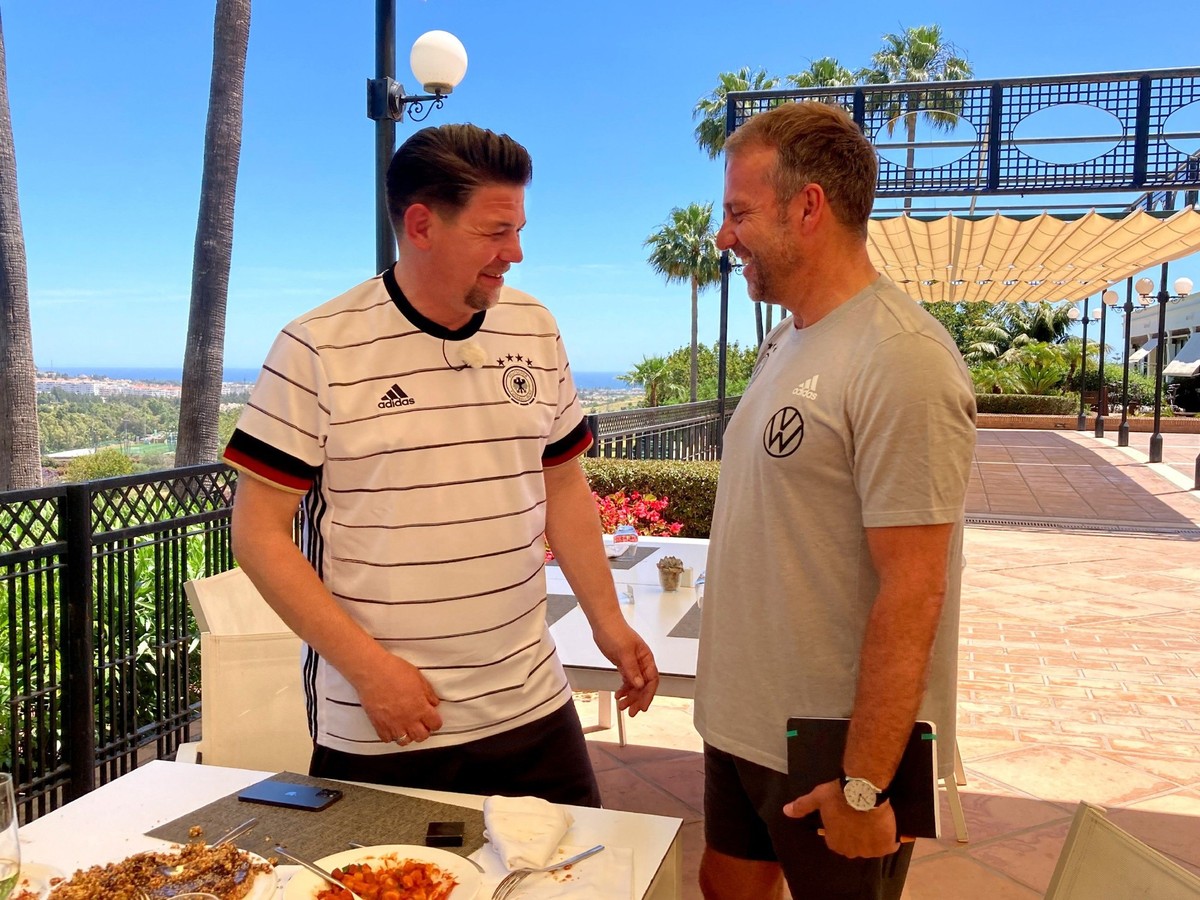 Tim Mälzer (l.) und Bundestrainer Hansi Flick in Marbella, Spanien.

Die Verwendung des sendungsbezogenen Materials ist nur mit dem Hinweis und Verlinkung auf RTL+ gestattet.