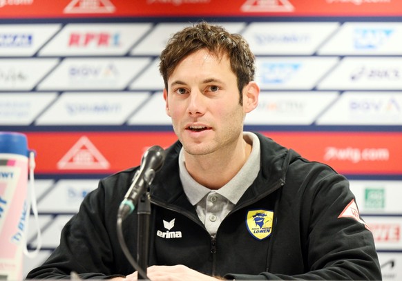 08.12.2023, Baden-Württemberg, Mannheim: Handball: Bundesliga, Pressekonferenz zu Personalentscheidungen bei den Rhein-Neckar Löwen. Uwe Gensheimer, Spieler der Rhein-Neckar Löwen, beantwortet in der  ...