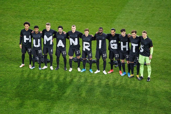 team Germany protests for Human Rights, Menschenrechte: Leroy SANE, DFB 19 Serge GNABRY, DFB 20 Matthias GINTER, DFB 4 Ilkay GUENDOGAN, DFB 21, Lukas KLOSTERMANN, DFB 13 Joshua KIMMICH, DFB 6 Antonio  ...