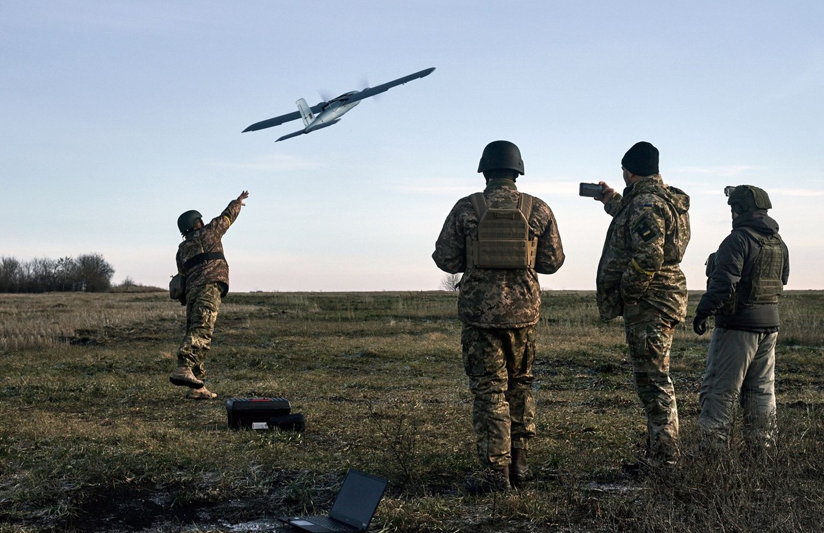 ARCHIV - 15.12.2022, Ukraine, Bachmut: Ukrainische Soldaten starten eine Drohne auf russische Stellungen in der N�he von Bachmut. (zu dpa: �Russland: Ukrainische Drohnen nahe Moskau abgeschossen�) Fot ...