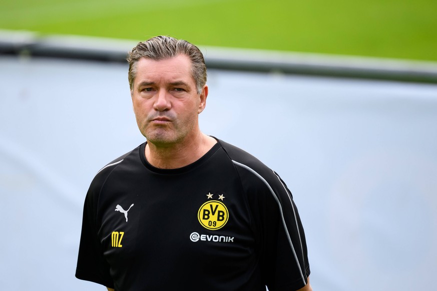 Bad Ragaz, Schweiz, 07.08.2018, 1. Bundesliga, Trainingslager BV Borussia Dortmund 2018, Sportdirektor Michael Zorc (BVB) Schaut ( DeFodi001 *** Bad Ragaz Switzerland 07 08 2018 1 Bundesliga training  ...