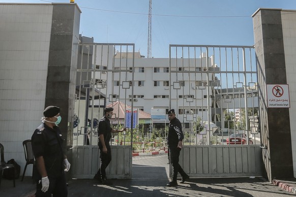 ARCHIV - 26.08.2020, Palästinensische Gebiete, Gaza: ARCHIV: Mitglieder der islamistischen Hamas bewachen die Tore des Schifa-Krankenhaus. Im Umkreis des Schifa-Krankenhauses in Gaza, das nach israeli ...