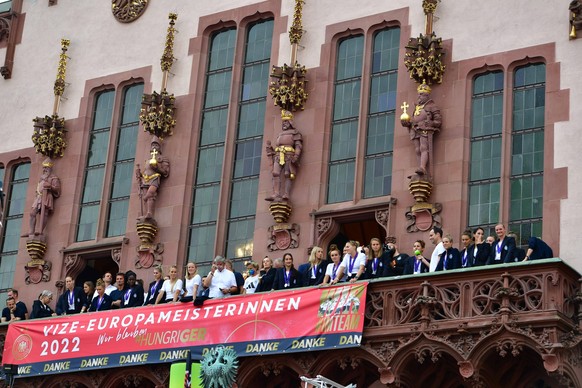 Die deutsche Frauen-Nationalmannschaft am Frankfurter Römer.