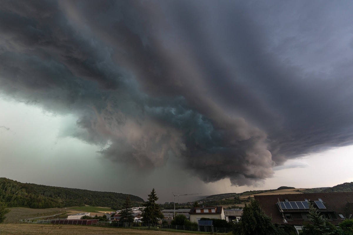 Unwetter, Eine Unwetterzelle Superzelle baut sich am Abend bei Bad Mergentheim auf. Bad Mergentheim Baden-W