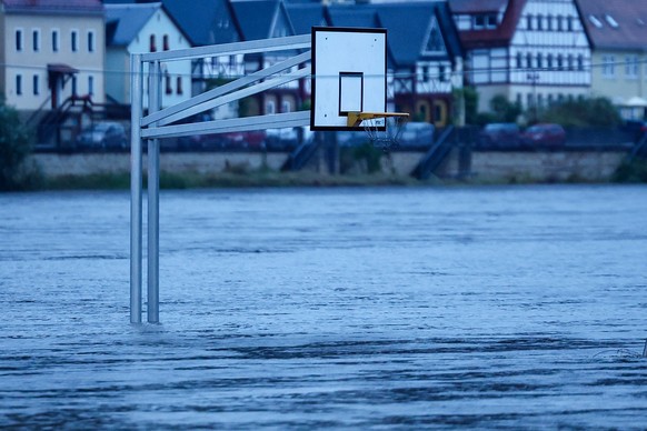16.09.2024, Sachsen, Bad Schandau: Ein Basketballkorb steht im Hochwasser der Elbe. Die Pegelstände in Sachsen steigen immer weiter. In Ostsachsen wird spätestens Mitte der Woche die höchste Alarmstufe erreicht.