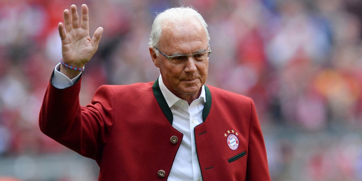 ARCHIV - 14.05.2016, Bayern, München: Fußball Bundesliga 34. Spieltag, FC Bayern München - Hannover 96 in der Allianz Arena. Ehrenpräsident Franz Beckenbauer von München geht während der Präsentation  ...