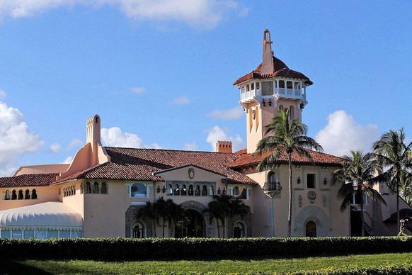 August 8, 2022, Palm Beach, Florida, USA: Under siege : Trump says FBI raided Mar-a-Lago. These are dark times for our Nation, as my beautiful home, Mar-A-Lago in Palm Beach, Florida is currently unde ...