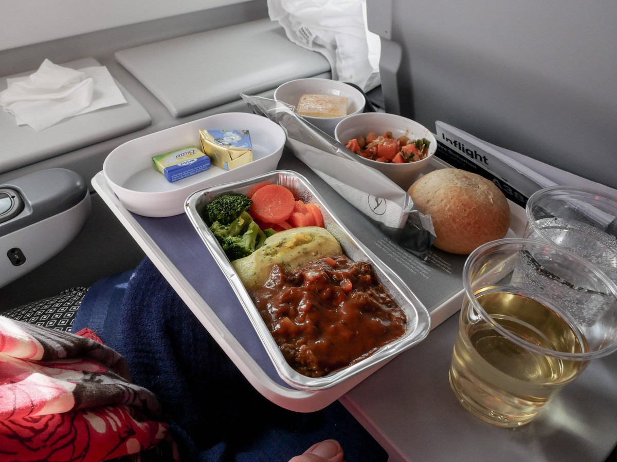 18.10.2023: Flugzeugessen, Bordverpflegung Economy in einem Airbus A380 der Lufthansa von München nach New York, *** 18 10 2023 Aircraft meal, in-flight catering Economy in a Lufthansa Airbus A380 fro ...