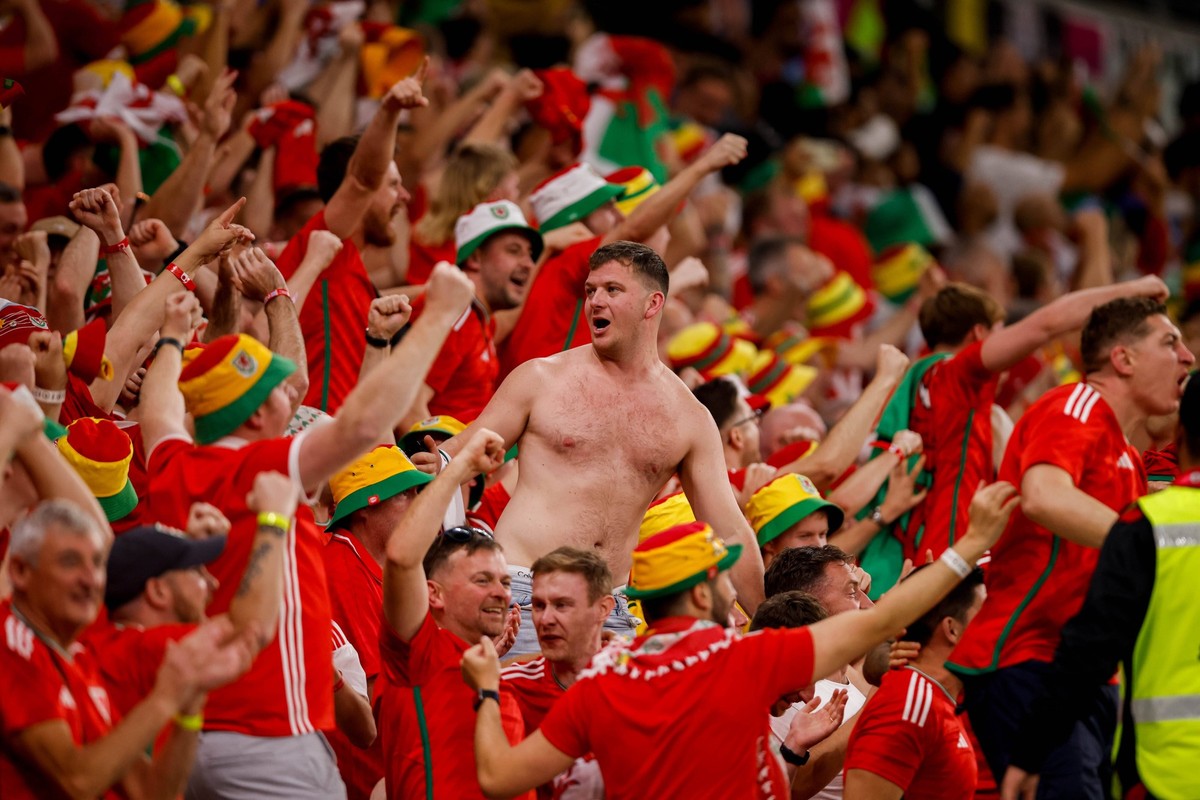 USA vs Wales AL-RAYYAN, AR - 21.11.2022: USA VS WALES - Wales fans during the match between the United States and Wales, valid for the group stage of the World Cup, held at the Ahmed bin Ali Stadium i ...