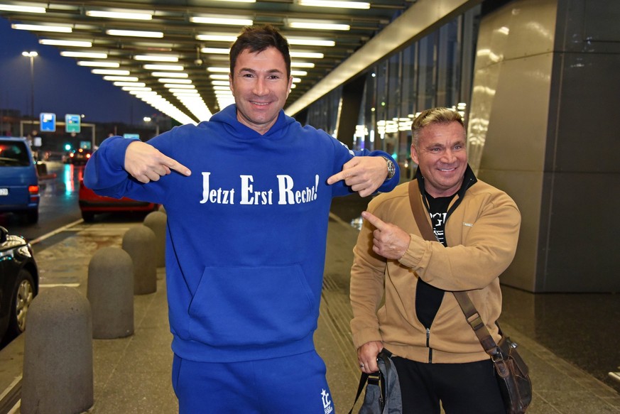 Lucas Cordalis, Peter Klein beim Abflug der ICH BIN EIN STAR - HOLT MICH HIER RAUS Dschungelcamp-Kandidaten nach Australien am Frankfurt International Airport in Frankfurt am Main am 02.01.2023 *** Lu ...