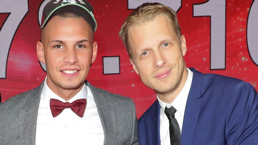 Massimo Sinato, Pietro Lombardi und Oliver Pocher bei der TV Spendengala Ein Herz für Kinder 2016 im Studio G in Adlershof. Berlin, 03.12.2016 Foto:xO.xMooserx/xFuturexImage

Massimo Sinato Pietro Lom ...