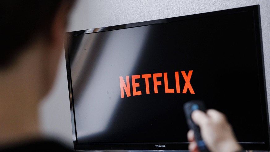 Symbolfoto: Das Logo des Streaming Dienstes Netflix ist auf einem Fernseher zu sehen. Berlin, 05.01.2022 Berlin Deutschland *** Symbol photo The logo of the streaming service Netflix can be seen on a  ...