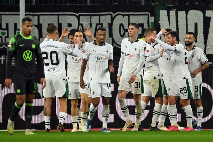 10.11.2023, Nordrhein-Westfalen, Mönchengladbach: Fußball: Bundesliga, Borussia Mönchengladbach - VfL Wolfsburg, 11. Spieltag, Stadion im Borussia-Park. Gladbachs Spieler bejubeln das Tor zum 4:0 von  ...