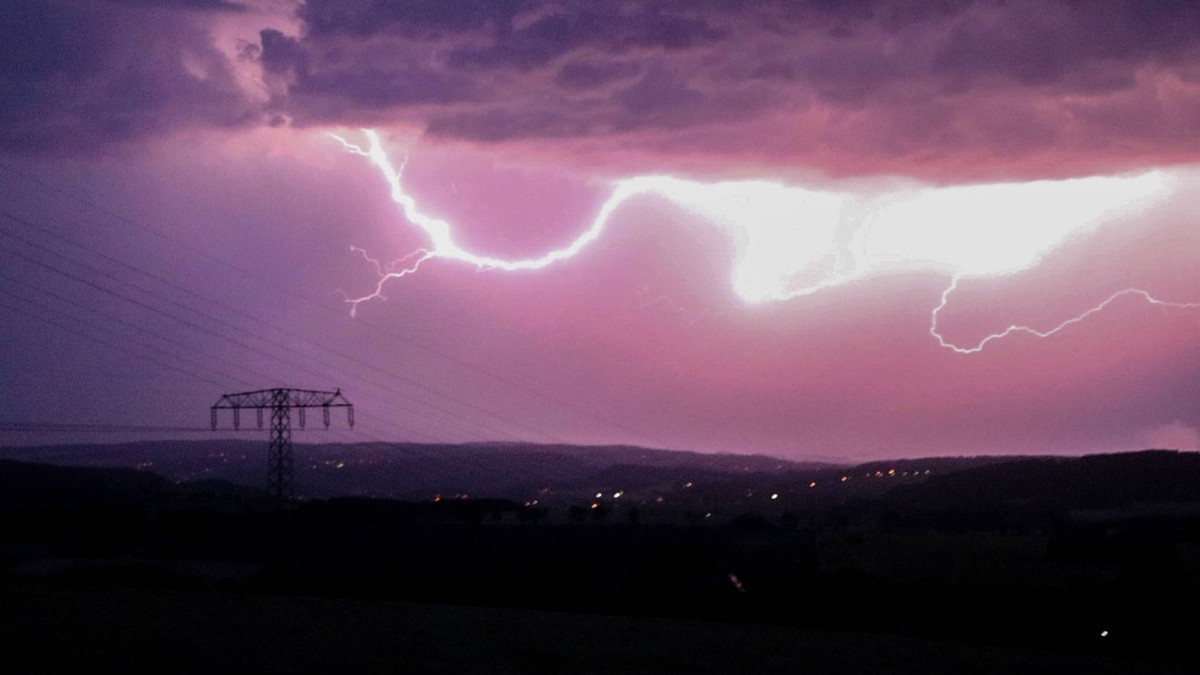 230716Blitzschlag News ID: EN 2023-07-16 Kräftige Gewitter beenden wärmsten Tag des Jahres Blitzschlag löst flächigen Feldbrand aus Zwönitz / Zwickau. Kräftige Gewitter haben vergangene Nacht den bisl ...
