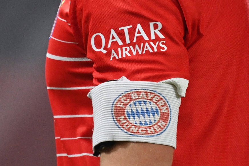 Randmotiv,Aermel Sponsor Qatar Airways mit Kapitaensbinde,Close Up,Sponsor,Sponsoring.Katar. Fussball 1. Bundesliga Saison 2022/2023, 23.Spieltag, Spieltag23, VFB Stuttgart-FC Bayern Muenchen 1-2 am 0 ...