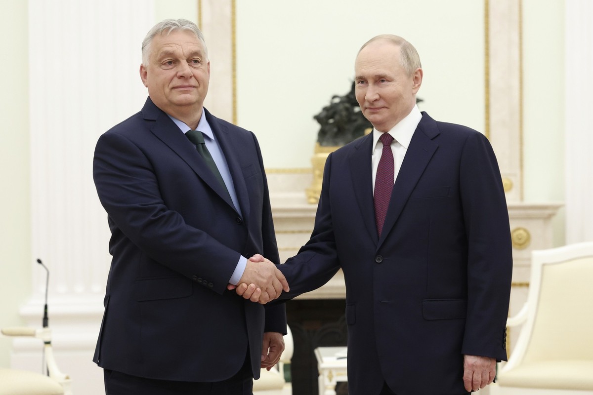 HANDOUT - 05.07.2024, Russland, Moskau: Dieses von der staatlichen russischen Nachrichtenagentur Sputnik via AP veröffentlichte Foto zeigt Wladimir Putin (r), Präsident von Russland, und Viktor Orban, ...