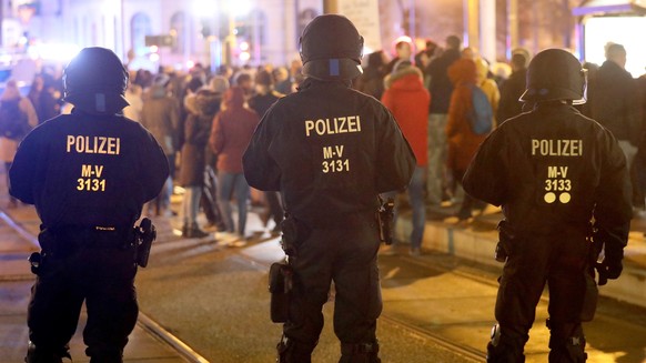 Vor Beginn einer Demonstration gegen Corona-Einschränkungen und Impfpflicht verhindert die Polizei, dass sich die Teilnehmer in Richtung Innenstadt fortbewegen. Zu der allwöchentlichen Demonstration h ...