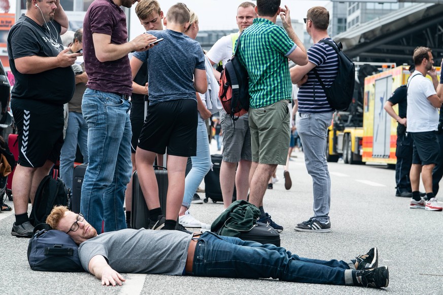 Passagiere wurden aufgefordert, das Termina zu verlassen;Hamburger Fughafen wegen Stromausfall gesperrt, Hamburg Hamburg Deutschland *** Passagiere were asked to leave the terminal Hamburg Airport blo ...