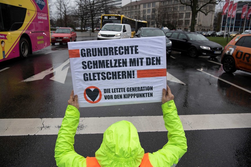 31.03.2023, Berlin: Mitglieder der Gruppe Letzte Generation blockieren stadtaus- und stadteinwärts den Ernst Reuter Platz mit einer Sitzblockade auf der Straße.