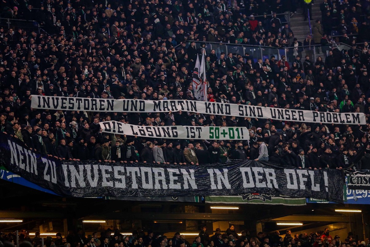 Hannover Fans mit Banner Protest gegen Martin Kind Investoren und Martin Kind sind unser Problem 501 Nein zu Investoren in der DFL Deutschland , Hamburg , Volksparkstadion , Fussball , Bundesliga , 2. ...