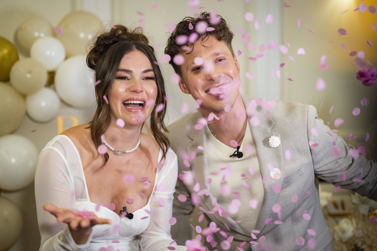 10.12.2023 , D�sseldorf, Renata und Valentin Lusin werfen rosafarbenes Konfetti auf der eigenen Gender Reveal Party, dort erfahren die werdenden Eltern das Geschlecht ihres Kindes. Nach mehreren Fehlg ...