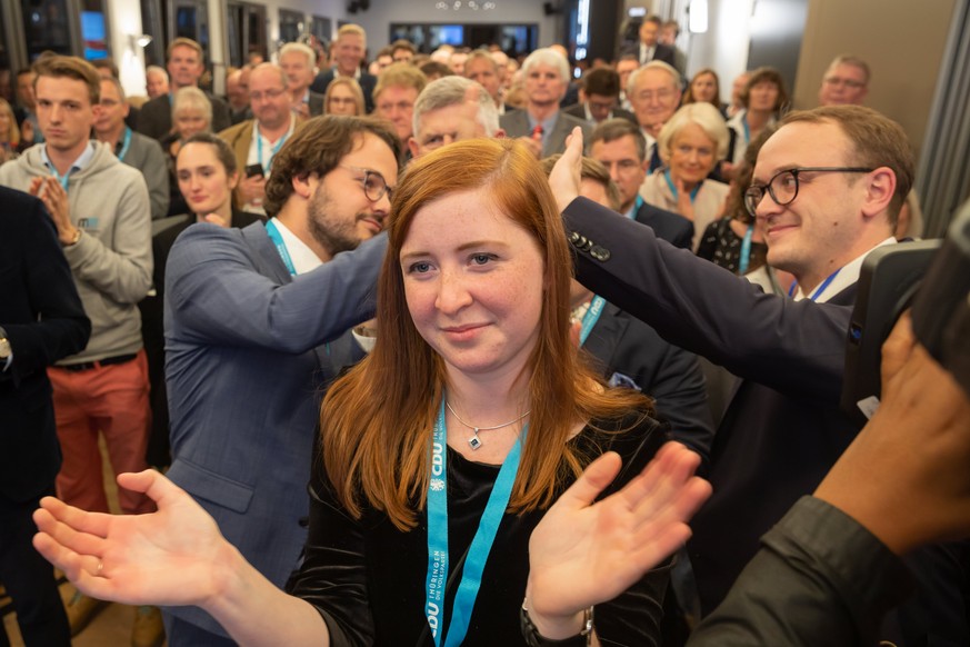 27.10.2019, Thüringen, Erfurt: Anhänger und Parteimitglieder der CDU reagieren auf der CDU-Wahlparty nach Bekanntgabe der ersten Prognosen zur Landtagswahl in Thüringen. Foto: Michael Reichel/dpa +++  ...