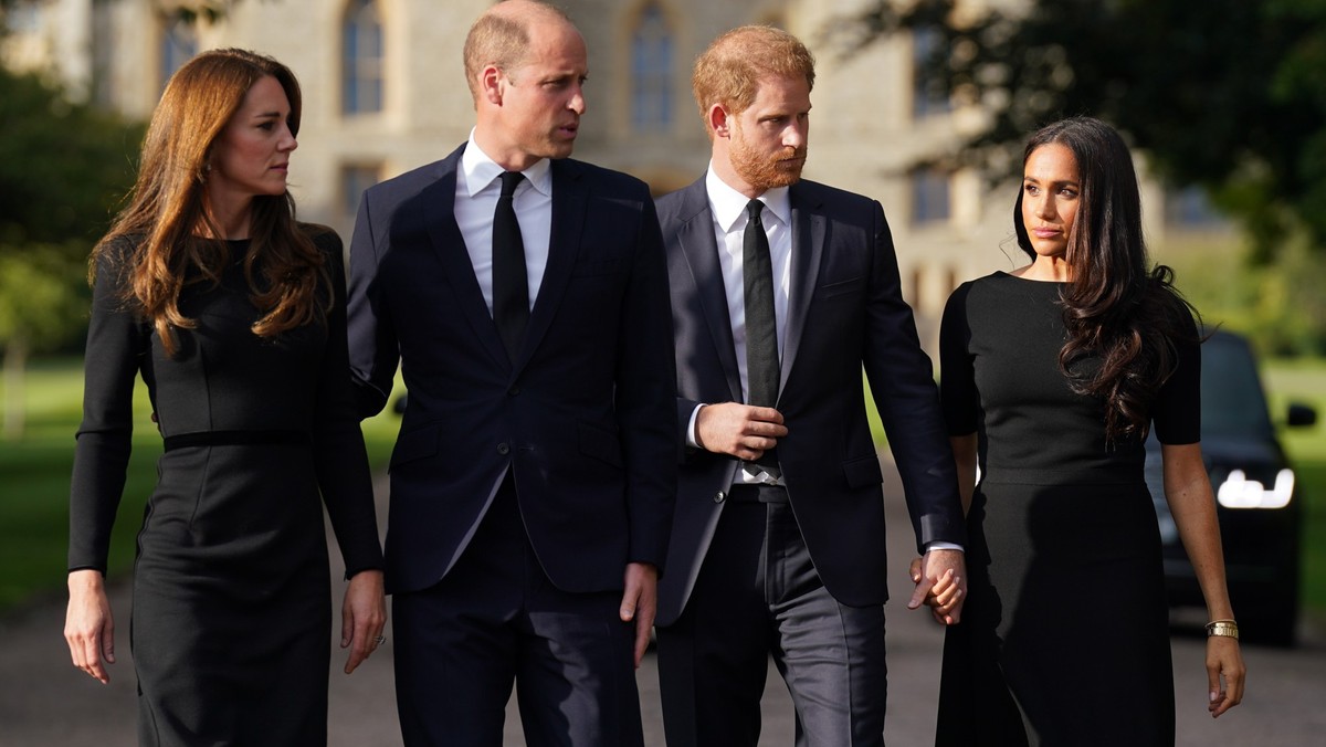 ARCHIV - 10.09.2022, Großbritannien, Windsor: Kate (l-r), Prinzessin von Wales, William, Prinz von Wales, Prinz Harry, Herzog von Sussex, und seine Frau Meghan, Herzogin von Sussex, treffen nach dem T ...