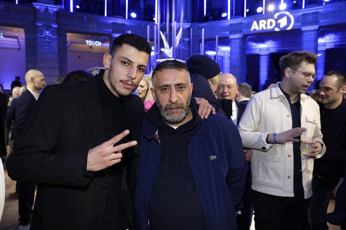 Koder Alian und Kida Khodr Ramadan bei der ARD Blue Hour im Rahmen der 73. Berlinale am 17.02.2023 in Berlin ARD Blue Hour im Rahmen der Berlinale 2023 in Berlin *** Koder Alian and Kida Khodr Ramadan ...
