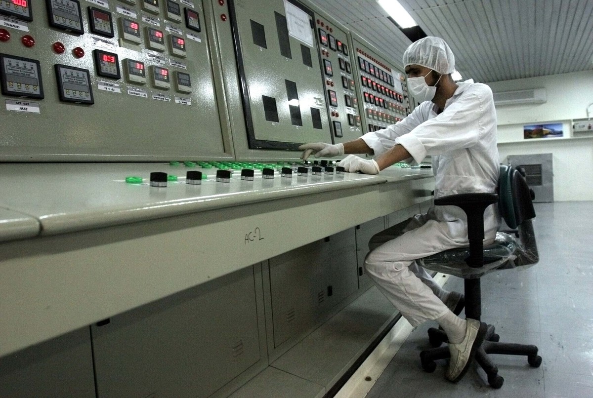 ARCHIV - 28.06.2018, Iran, Isfahan: Ein Techniker arbeitet in der Uranumwandlungsanlage au