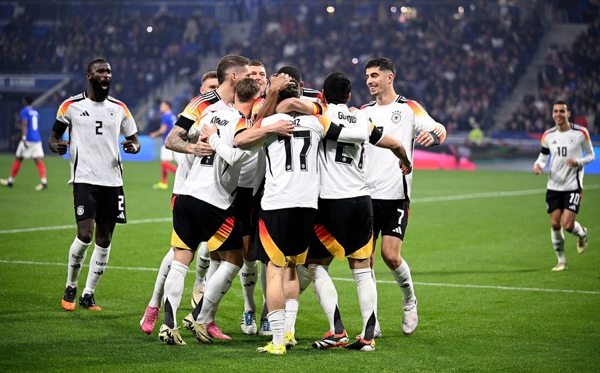 FUSSBALL INTERNATIONAL Testspiel in Lyon Frankreich - Deutschland 23.03.2023 Jubel, Jubeltraube nach dem Tor zum 0 - 1 durch den Torschuetzen Florian Wirtz Deutschland in der mitte Toni Kroos Deutschl ...