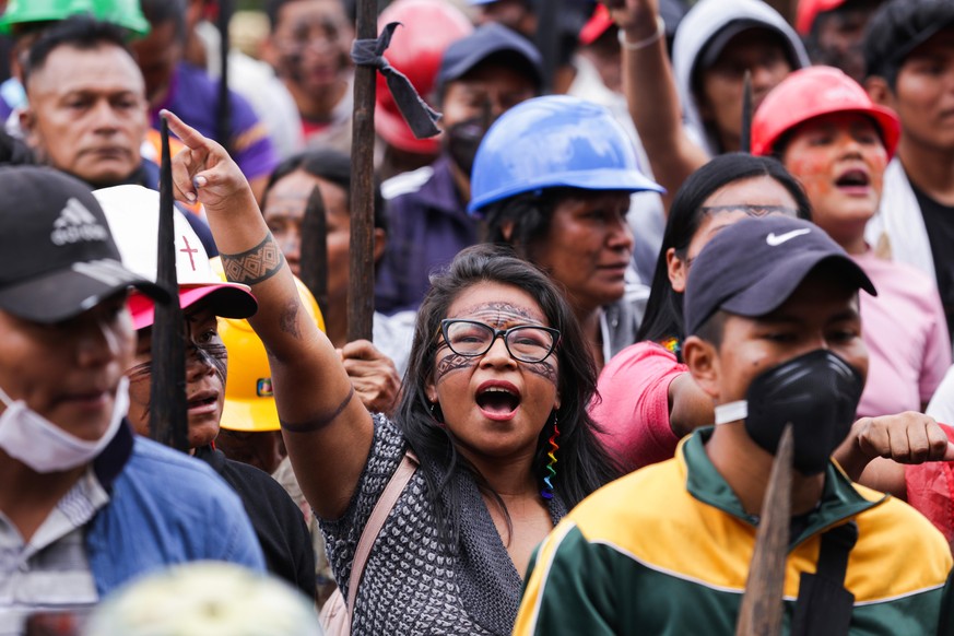 Indigene Demonstranten protstieren in den Straßen des Zentrums der Hauptstadt den 15 Tag in Folge. Die Demonstranten verlangen unter anderem, die Treibstoffpreise einzufrieren, den Schuldendienst für  ...