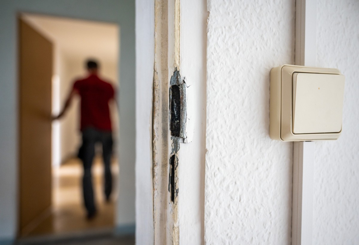 12.05.2023, Sachsen, Zwickau: Spuren eines Einbruchs sind an einer Wohnungstür in einem leerstehenden Gebäude im Zwickauer Stadtteil Eckersbach zu sehen. Bei einem Einbruch am Donnerstagabend sind meh ...