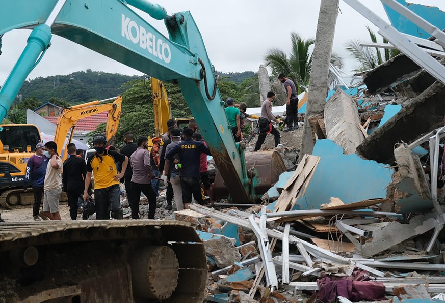 15.01.2021, Indonesien, Mamuju: Rettungskr