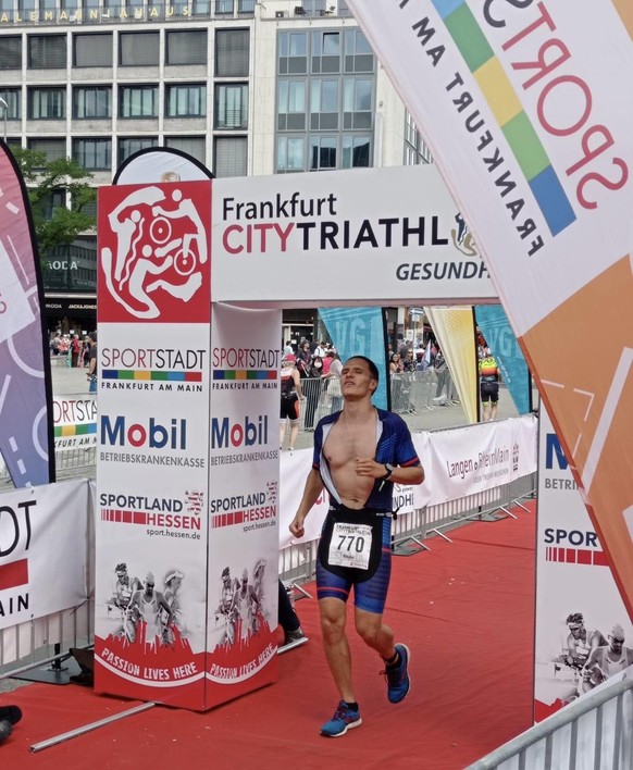 Erschöpft, aber glücklich: watson-Redakteur Niko erreicht mit dem kaputten Anzug das Ziel beim Triathlon in Frankfurt