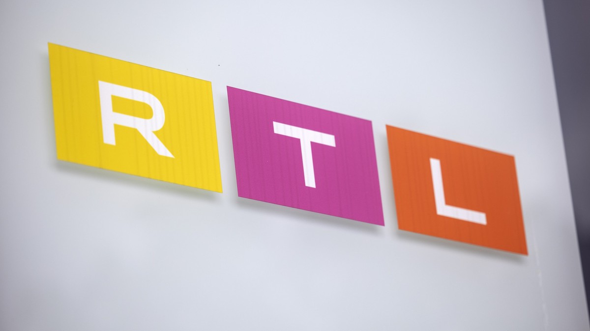ARCHIV - 08.08.2023, Nordrhein-Westfalen, Köln: Das Logo des Fernsehsenders RTL ist auf einem Hinweisschild vor dem Gebäude des Sendezentrums in Köln zu sehen. RTL zeigt einige Folgen der Sendung «Pro ...