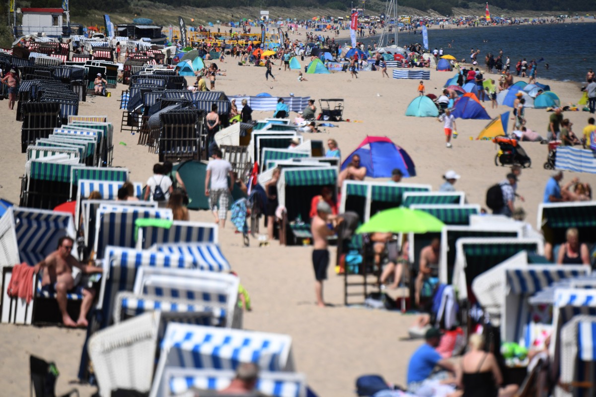 ARCHIV - 05.06.2022, Mecklenburg-Vorpommern, Zinnowitz: Urlauber und Tagesg