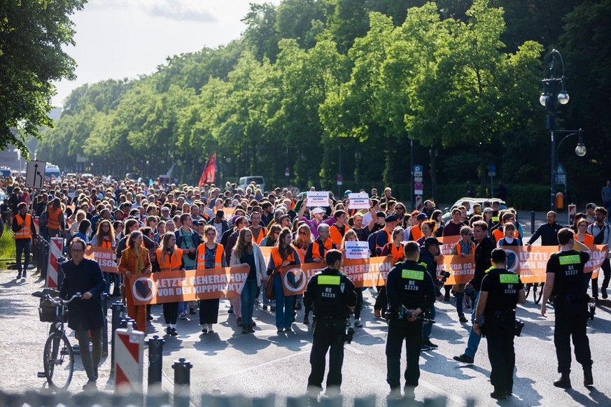 24.05.2023, Berlin: Der Zug einer Demonstration der Letzten Generation zieht von der Siegessäule auf der Straße des 17. Juni Richtung Brandenburger Tor. Foto: Christoph Soeder/dpa +++ dpa-Bildfunk +++