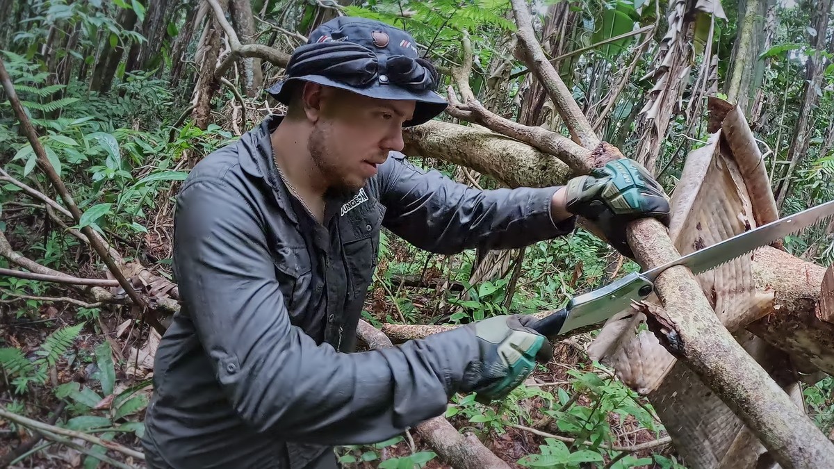 Dschungel-Qualen bei "7 vs. Wild": Kandidaten reiben sich mit Ameisen ein