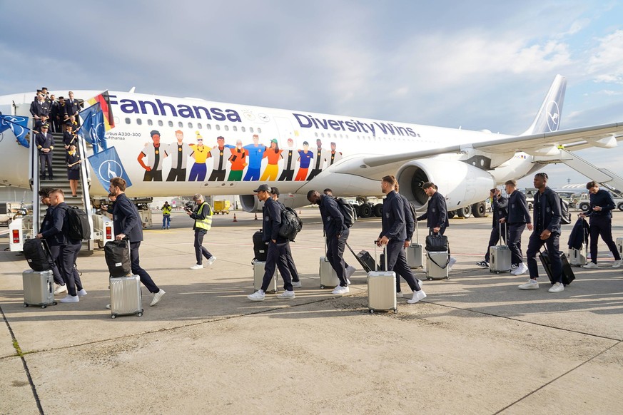 Die Mannschaft kommen zum Flug. Flugzeug der Lufthansa mit Diversity Wins bringt die Nationalmannschaft zum Trainingslager in den Oman und zur WM nach Katar, Serge Gnabry, Torwart/Goalie Kevin Trapp D ...