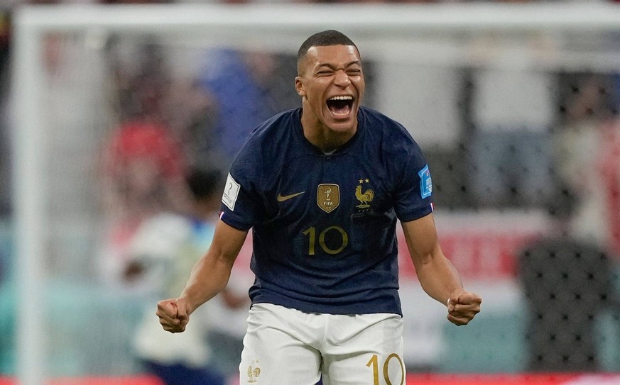 Mandatory Credit: Photo by Dave Shopland/Shutterstock 13655765hj Kylian Mbappe of France laughs after England s Harry Kane blasts penalty over the bar England v France, FIFA World Cup, WM, Weltmeister ...