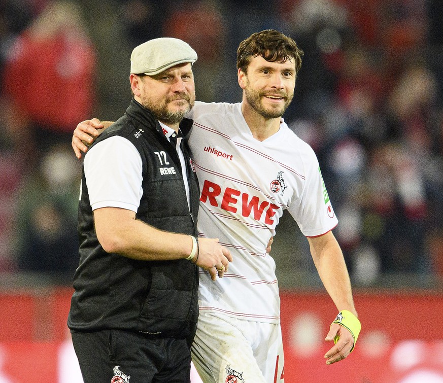 Kölns Trainer Steffen Baumgart (l.) Arm in Arm mit Kapitän Jonas Hector.