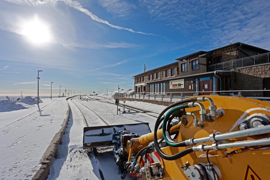 16.03.2023, Sachsen-Anhalt, Schierke: Schneebedeckt und sonnig zeigt sich der Brocken wie hier am Bahnhof, nach den frostigen Tagen im März. Die Temperaturen steigen in den kommenden Tagen tagsüber in ...