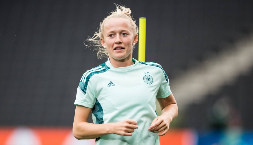 Lea Schüller im Training der deutschen Nationalmannschaft mit Perlohrringen.