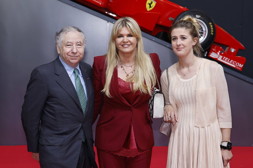 Jean Todt, ehemaliger Rennfahrer, Corinna Schumacher, Ehefrau von Michael Schumacher, und Tochter Gina-Maria Schumacher bei der Verleihung des Staatspreises des Landes Nordrhein-Westfalen an Michael S ...