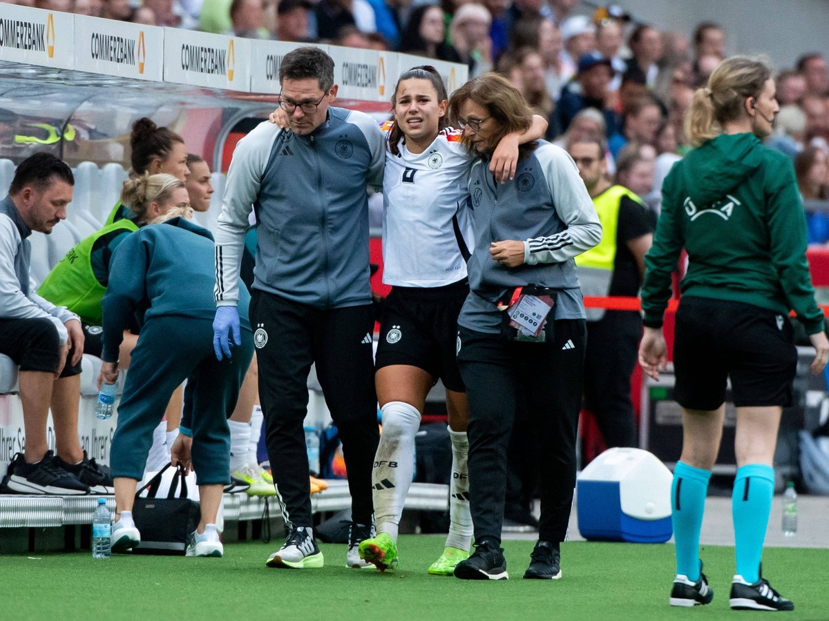 Lena Oberdorf Deutschland, 06 wird verletzt ausgewechselt und vom Platz gebracht, GER, Deutschland GER vs Oesterreich AUT, DFB Frauen Nationalmannschaft, UEFA Frauen Fussball Womens Euro 2025 Qualifie ...