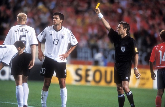 BALLACK Michael bekomt die gelbe Karte durch Schiedsrichter MEIER Urs SUI FIFA Fussball Weltmeisterschaften 2002 in JAPAN_KOREA HALBFINALE Halbfinalspiel Deutschland-Sued Korea in Seoul Fussball am 25 ...