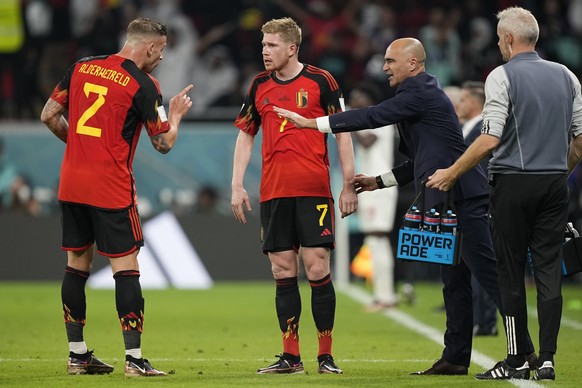 De Belgische hoofdcoach Roberto Martinez, tweede van rechts, praat met zijn spelers Toby Alderweireld, links, en Kevin De Bruyne tijdens de WK Groep F-voetbalwedstrijd tussen België en Canada,...